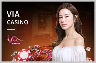 Bàn Poker với chip và bài trên bàn xanh