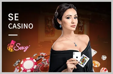 Bàn chơi Blackjack với các lá bài và chip cược